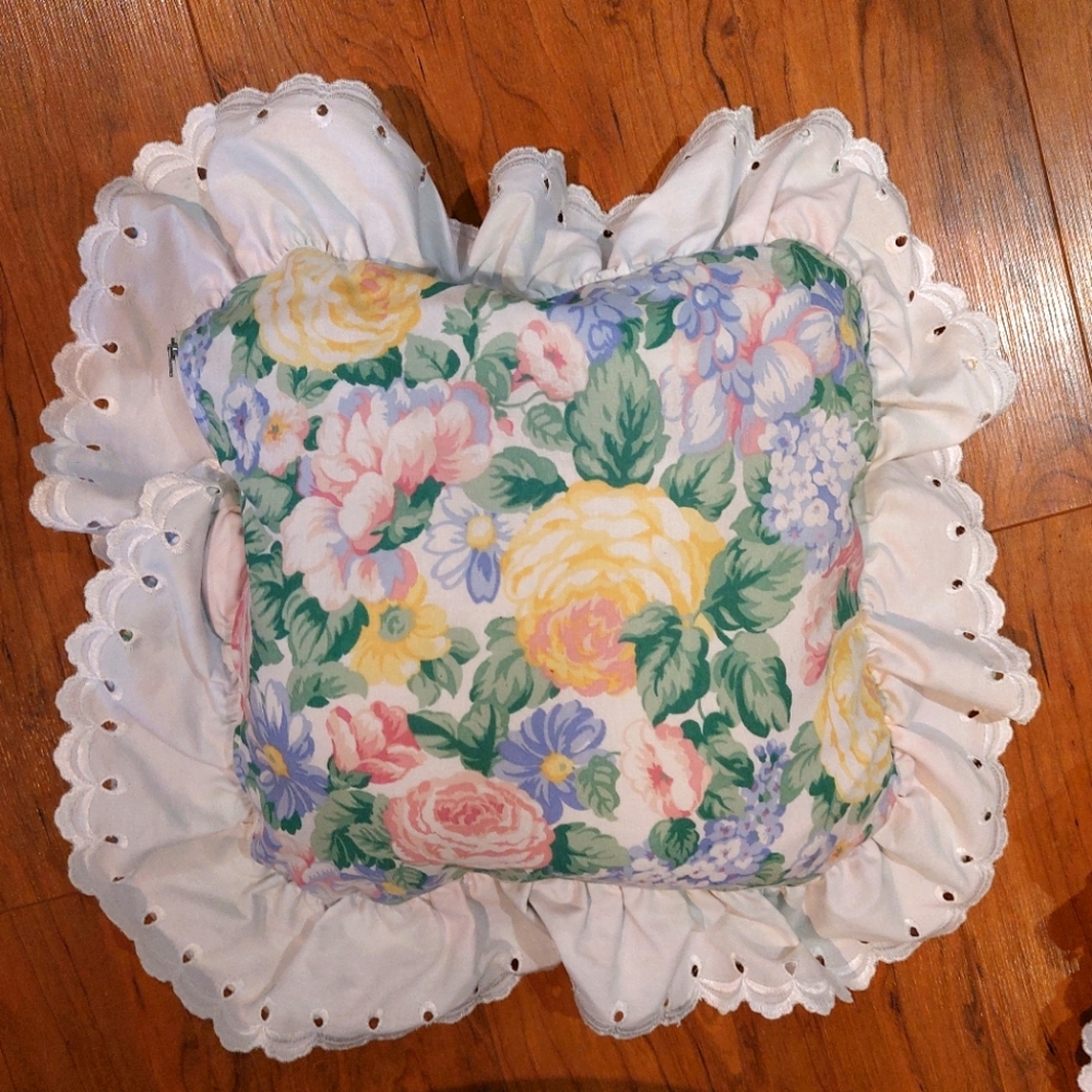 Vintage 80's floral Westpoint Stevens ruffled trim pillows set of 5
